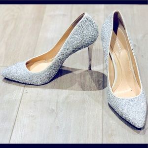 Vince Camuto Pumps in Silver Glitter Size 9.5
